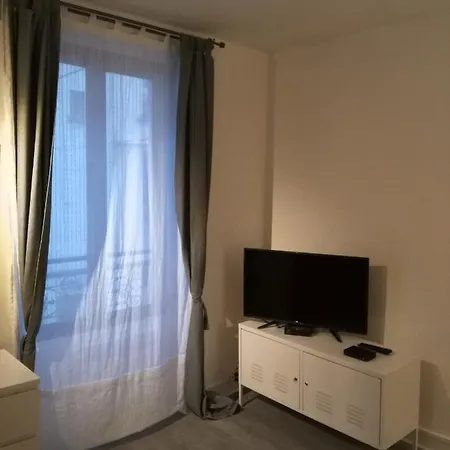 Comfy Parisian Studio! *