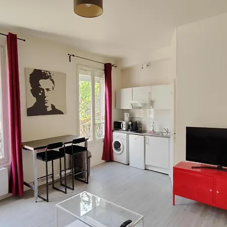 Comfy Parisian Studio! *