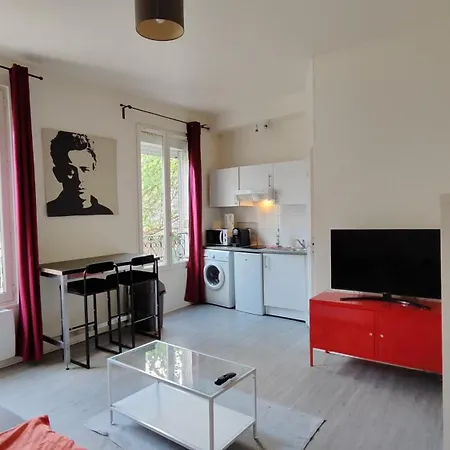 Comfy Parisian Studio! Апартаменты Ивры-Сур-Сеине