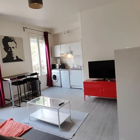Апартаменты Comfy Parisian Studio! Ивры-Сур-Сеине