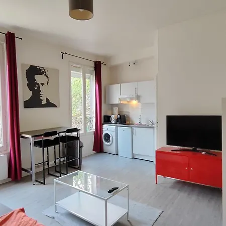Comfy Parisian Studio! *
