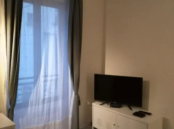 Comfy Parisian Studio! *